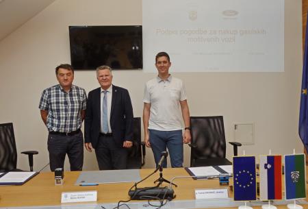 PODPIS POGODBE ZA NAKUP MOŠTVENIH VOZIL - Foto- Tine Šubic_19